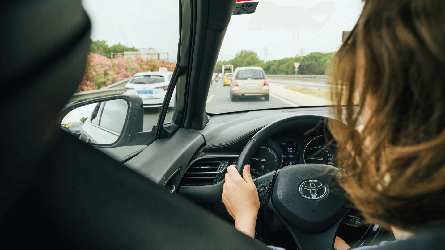 Deudas del TAG. Mujer manejando por la autopista
